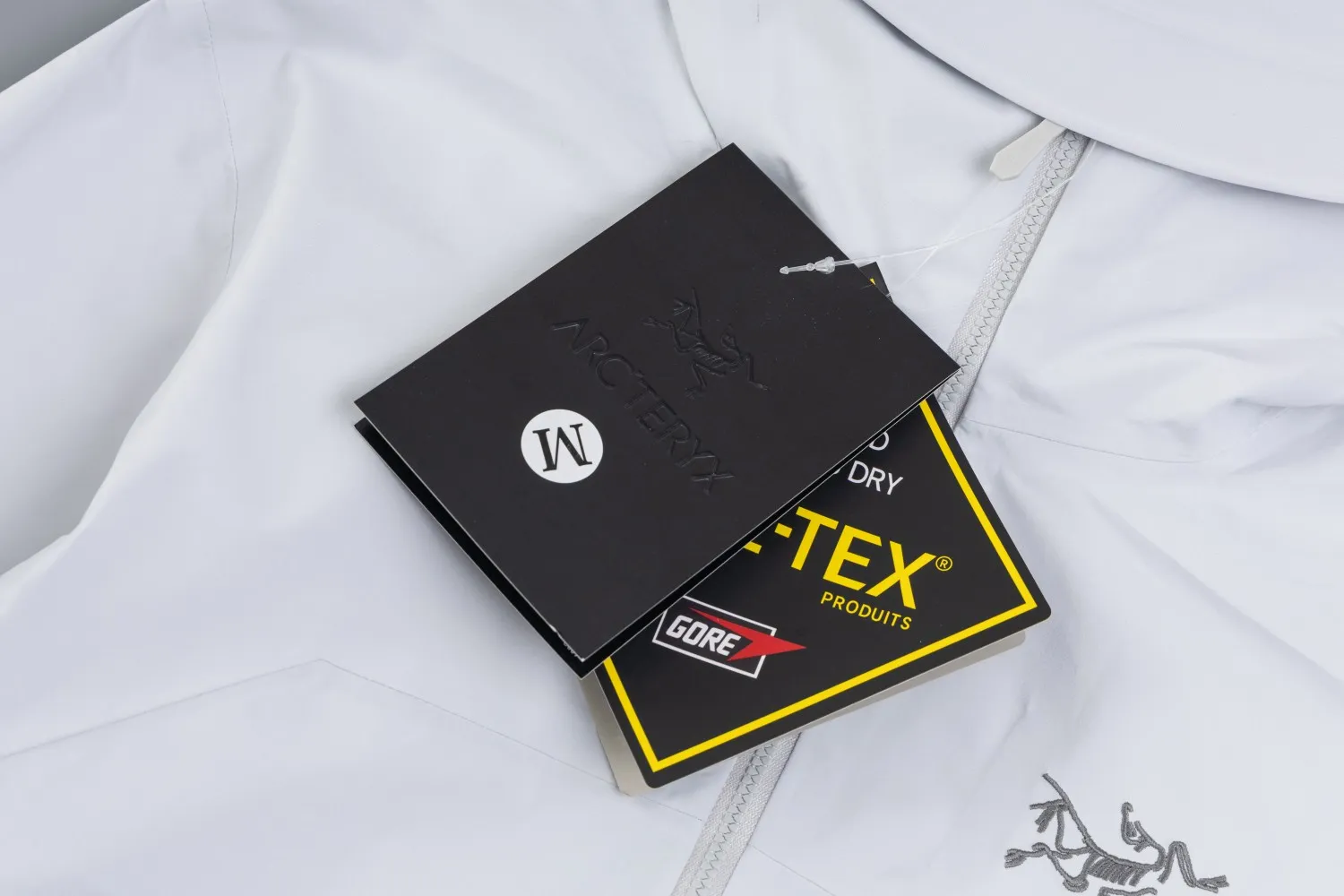 Beat Jacket ， ！ GORE-TEX ， 80D GORE-TEX e PE( ) ，Lightweight、 PFC， 、 、Breathable。C-KNIT ， Storm Hood ， 。 ， ， ， GORE-TEXe PE ， ， 80D 。 ：Black Size：S-XXL
